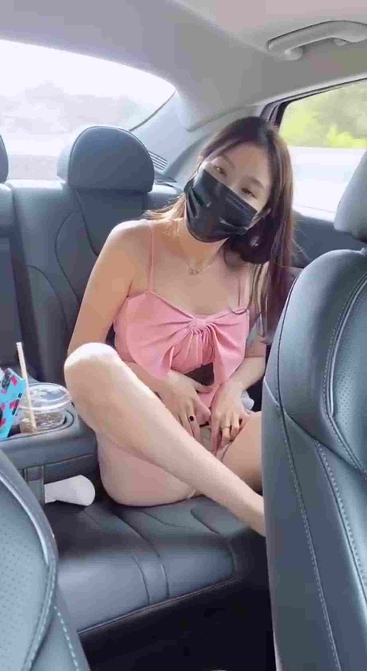  苗条的韩国小姐姐脱下衣服秀出奶子 的剧照8