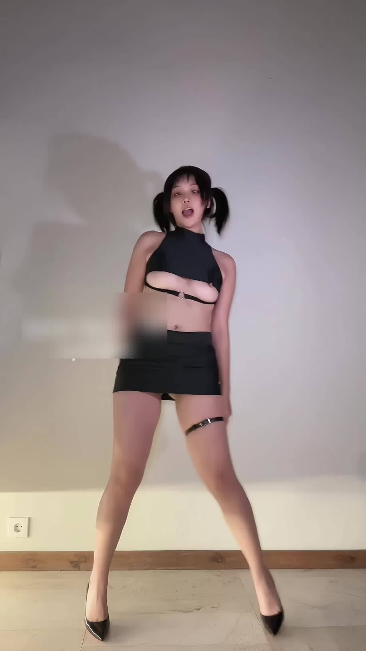  乖乖女回家后的制服热舞诱惑 的剧照5