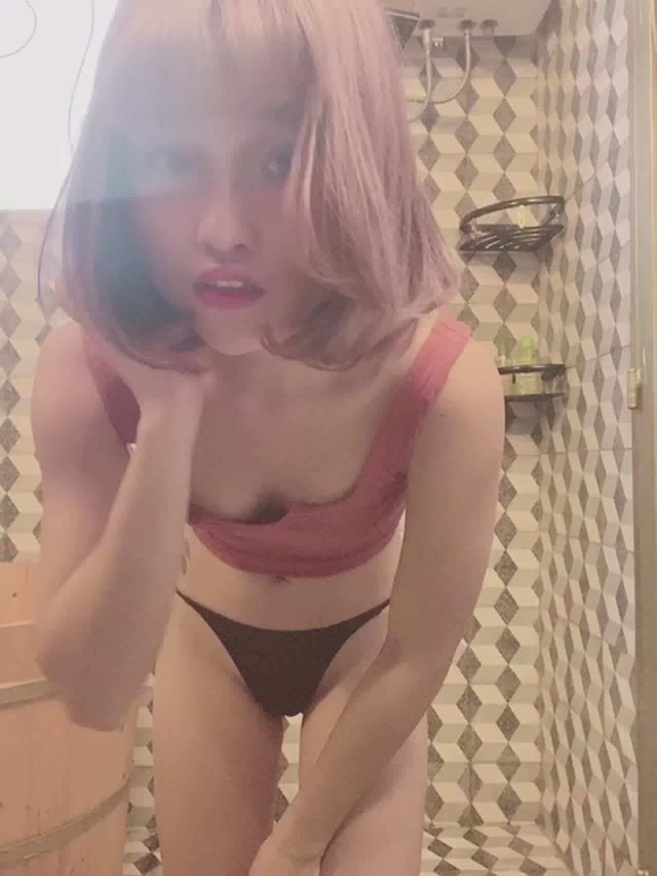  可爱粉色短发妹子摸胸自慰 的剧照5