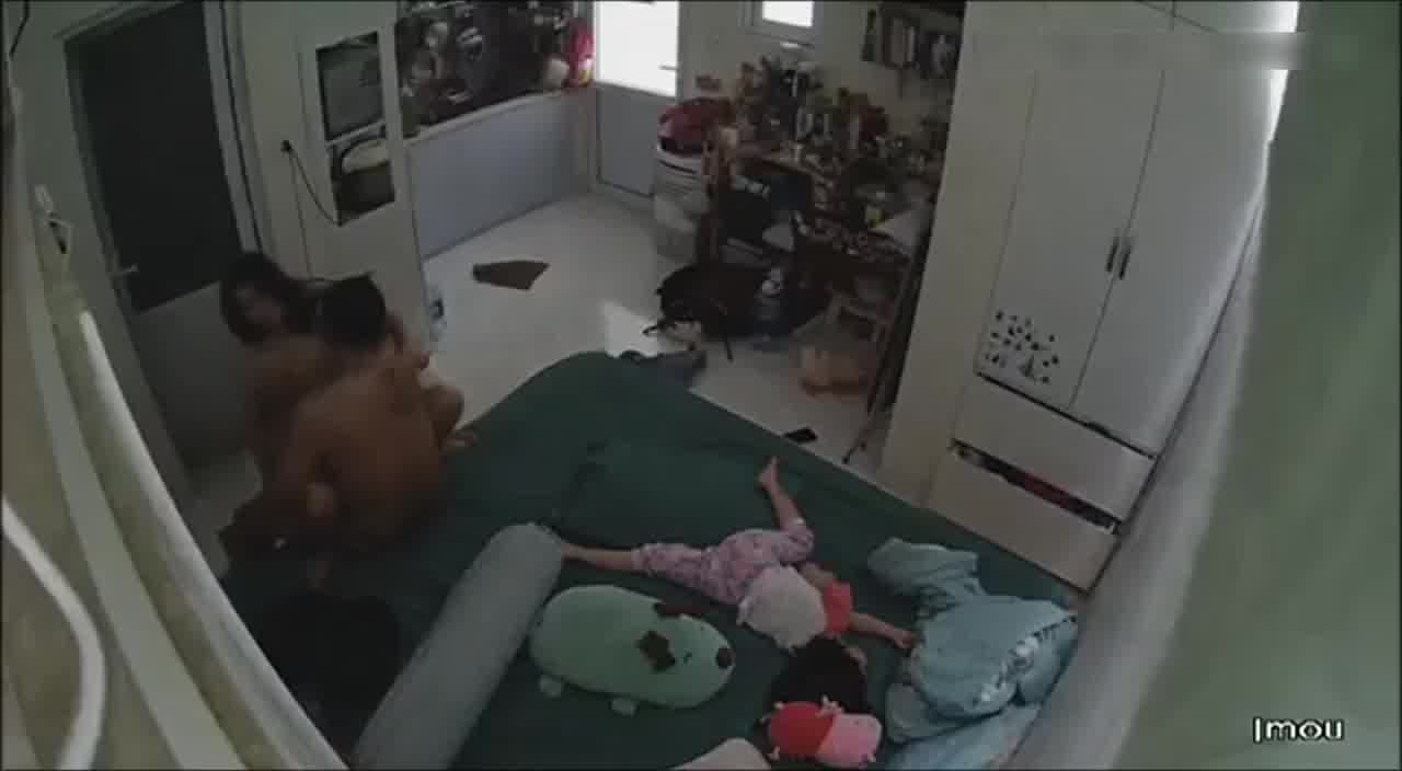  监控破解-在小女儿面前做爱，性欲那么大幺，真是不称职的父母 的剧照1