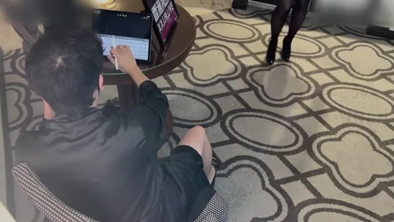  操翻性感女秘书 的剧照5