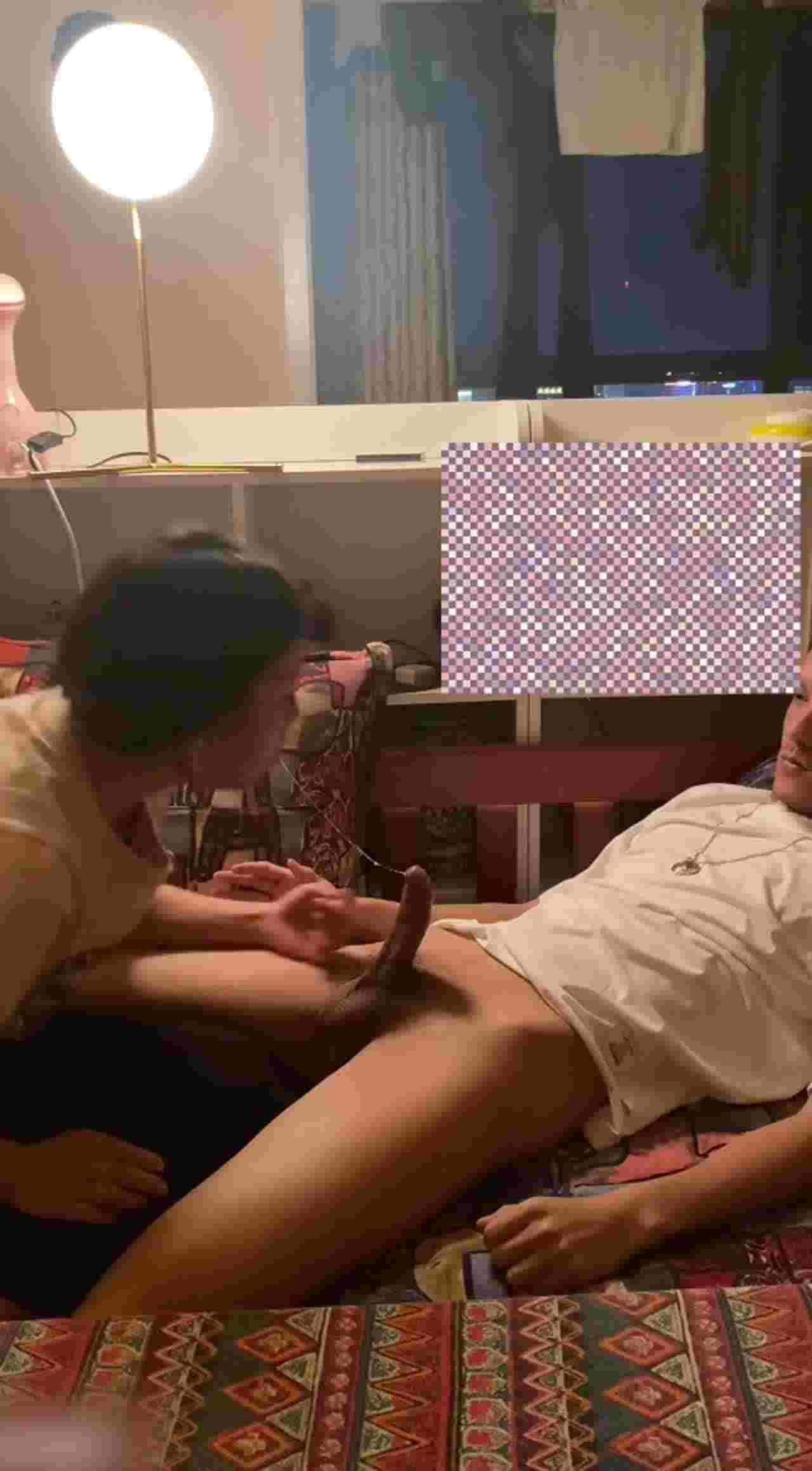  91约炮大神在家做爱不满足跑去楼梯附近 的剧照4