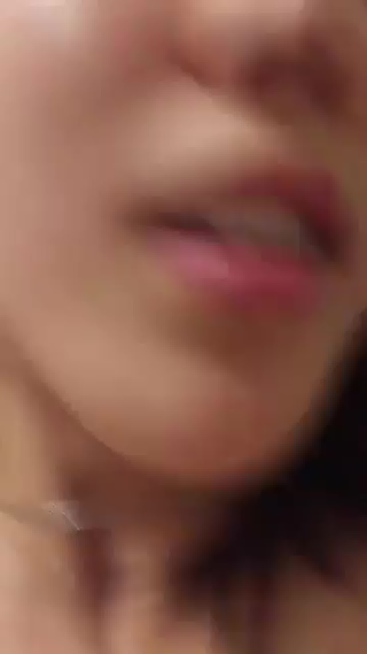  淫荡的表情实在受不了 的剧照5