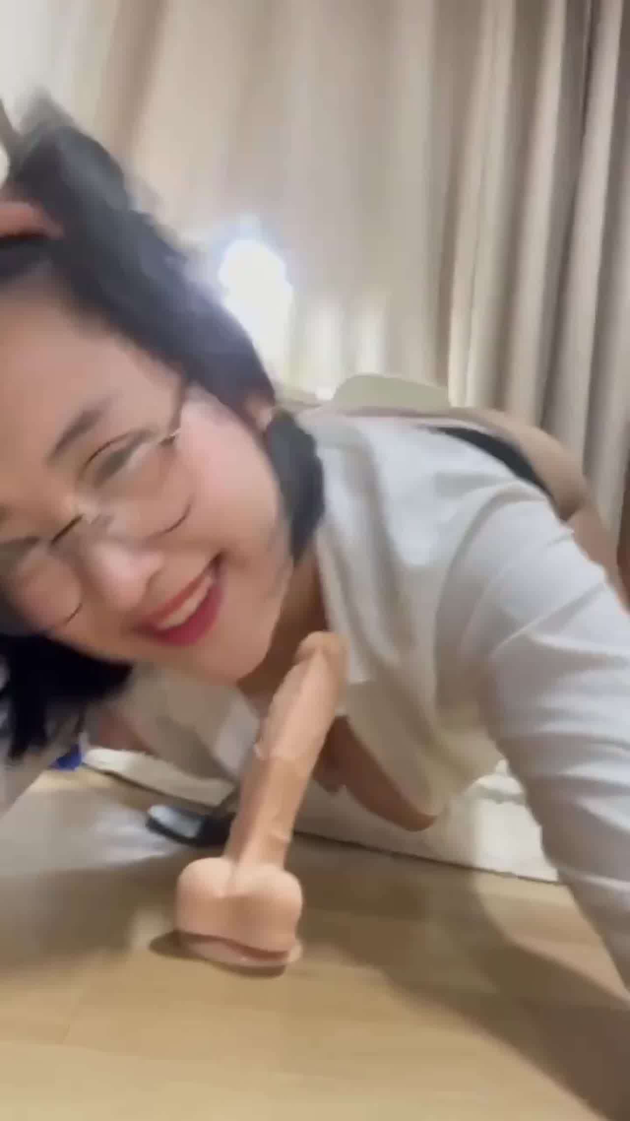  黑丝反差翘臀女友口活一绝 的剧照4