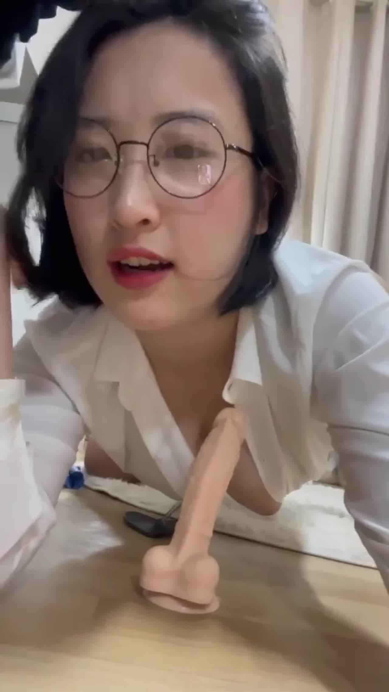  黑丝反差翘臀女友口活一绝 的剧照7