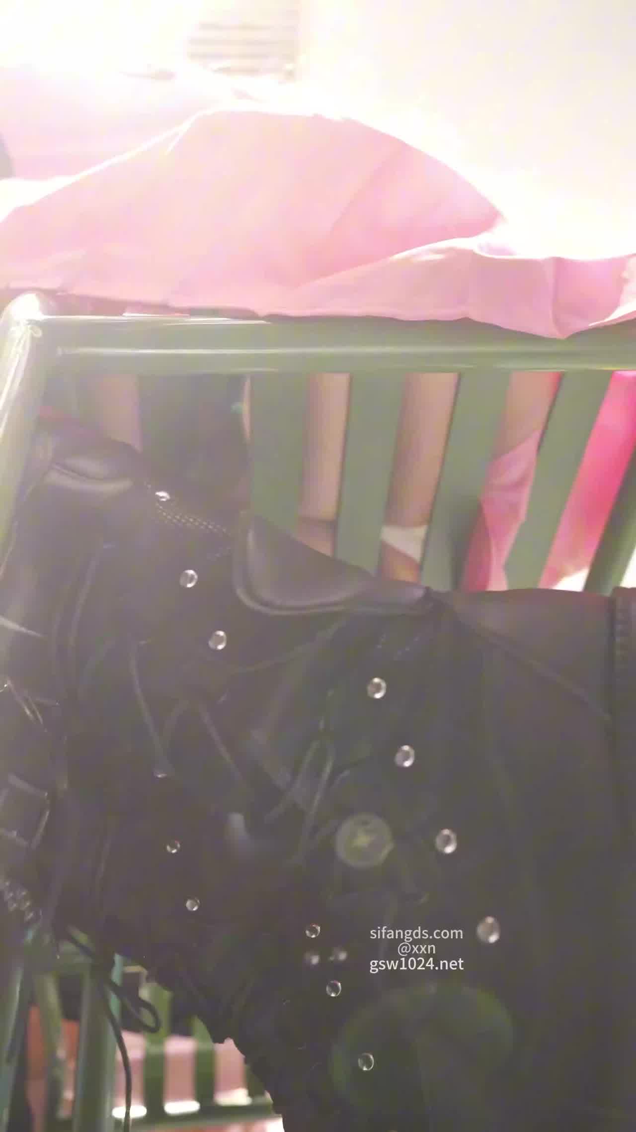  漫展跟着长腿妹纸走，纯白内裤真纯真啊！ 的剧照1