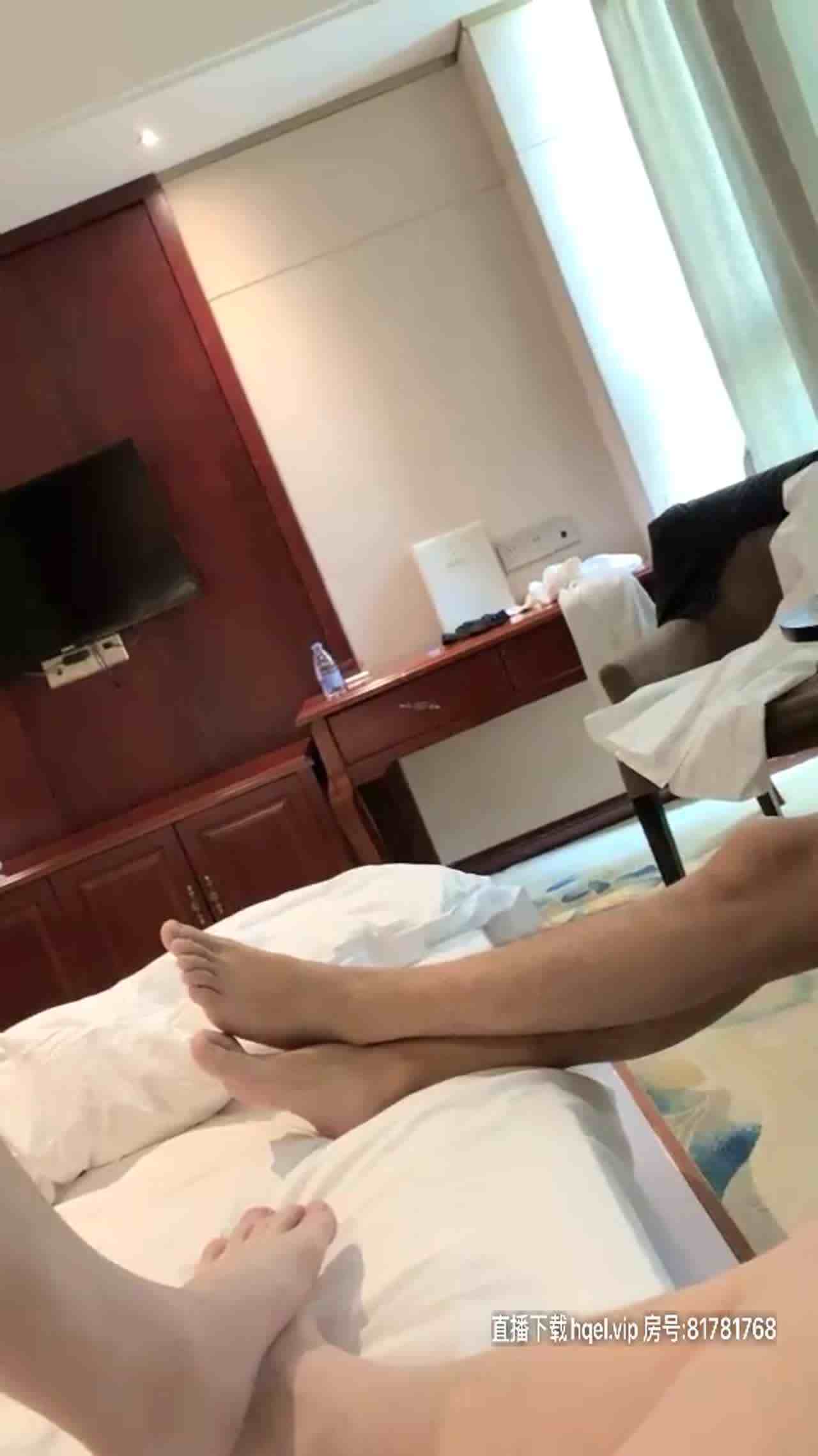  火辣身材甜美D罩杯妹子酒店3P轮流啪啪（二） 的剧照6