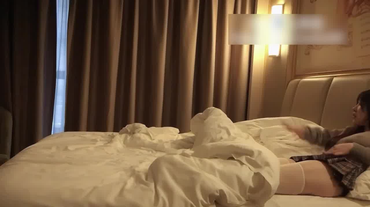  自购推特约炮大神-买了白丝情趣给她穿很配合，被操的时候表情特别销魂，抱着男主头让他舔胸！很清纯的反差 的剧照5