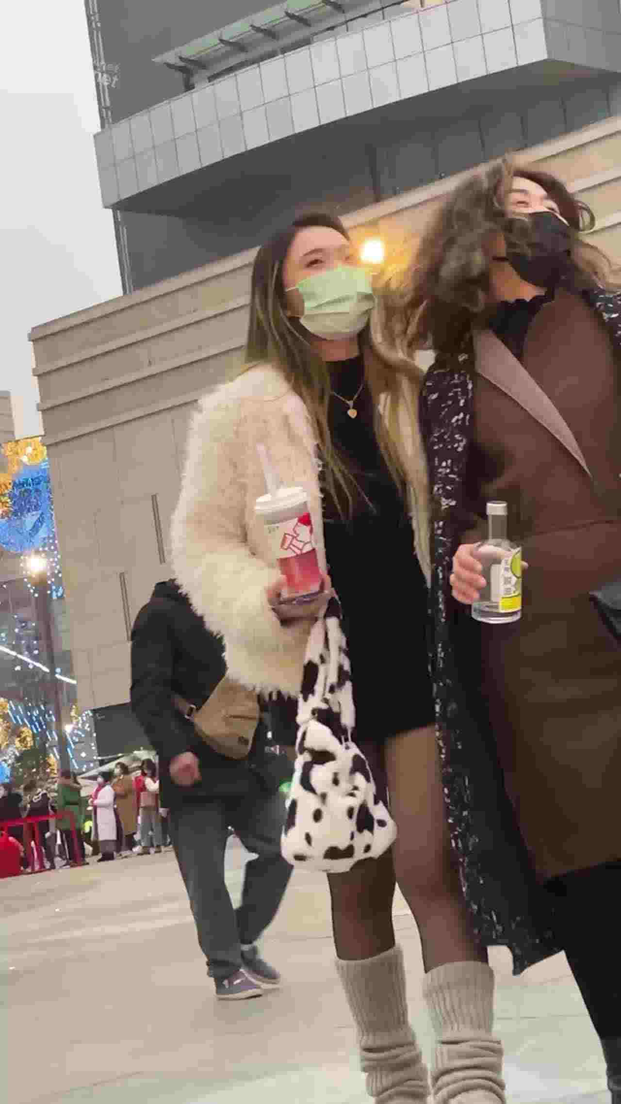  偷拍y2k少女逛街裙底走光 的剧照10