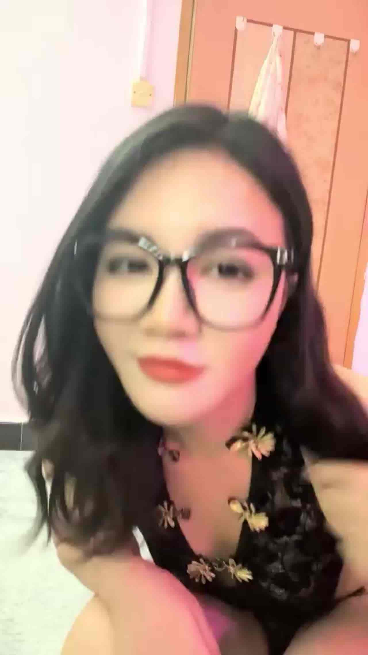  御姐女王调教男奴，捆绑公狗，滴蜡，喝尿，舔逼，道具深插马眼10厘米，嗷嗷乱叫。 的剧照1