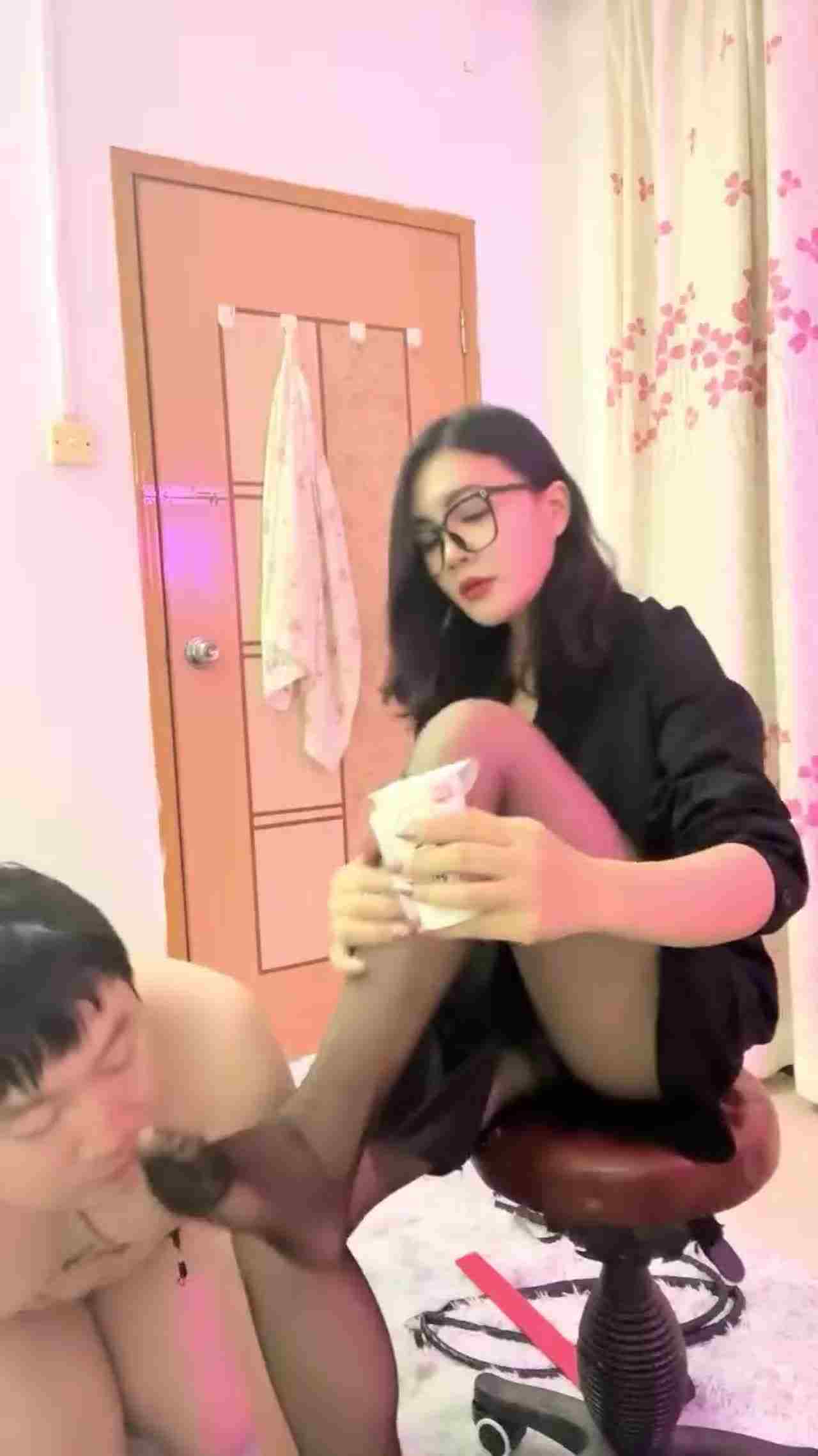  御姐女王调教男奴，捆绑公狗，滴蜡，喝尿，舔逼，道具深插马眼10厘米，嗷嗷乱叫。 的剧照6