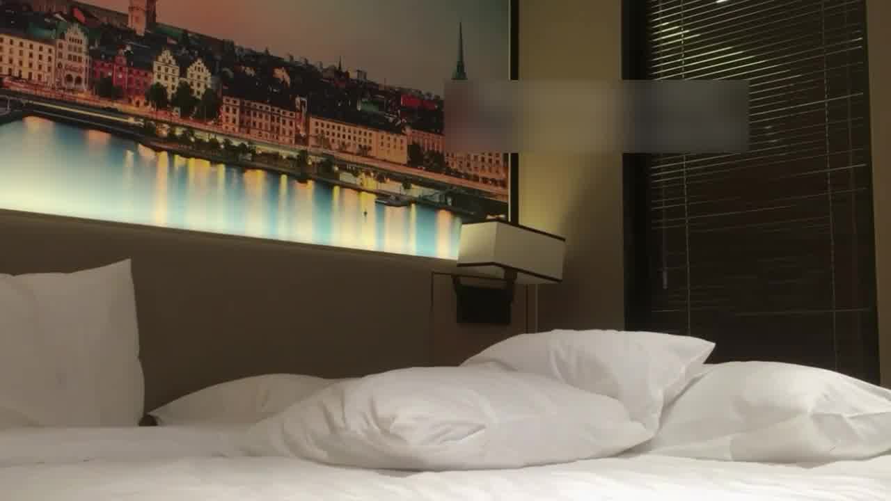  自购91look大神-约了个很有韵味的少妇，穿上ol白领黑丝主动骑乘，难受的说：你拔套就不能做了 的剧照2