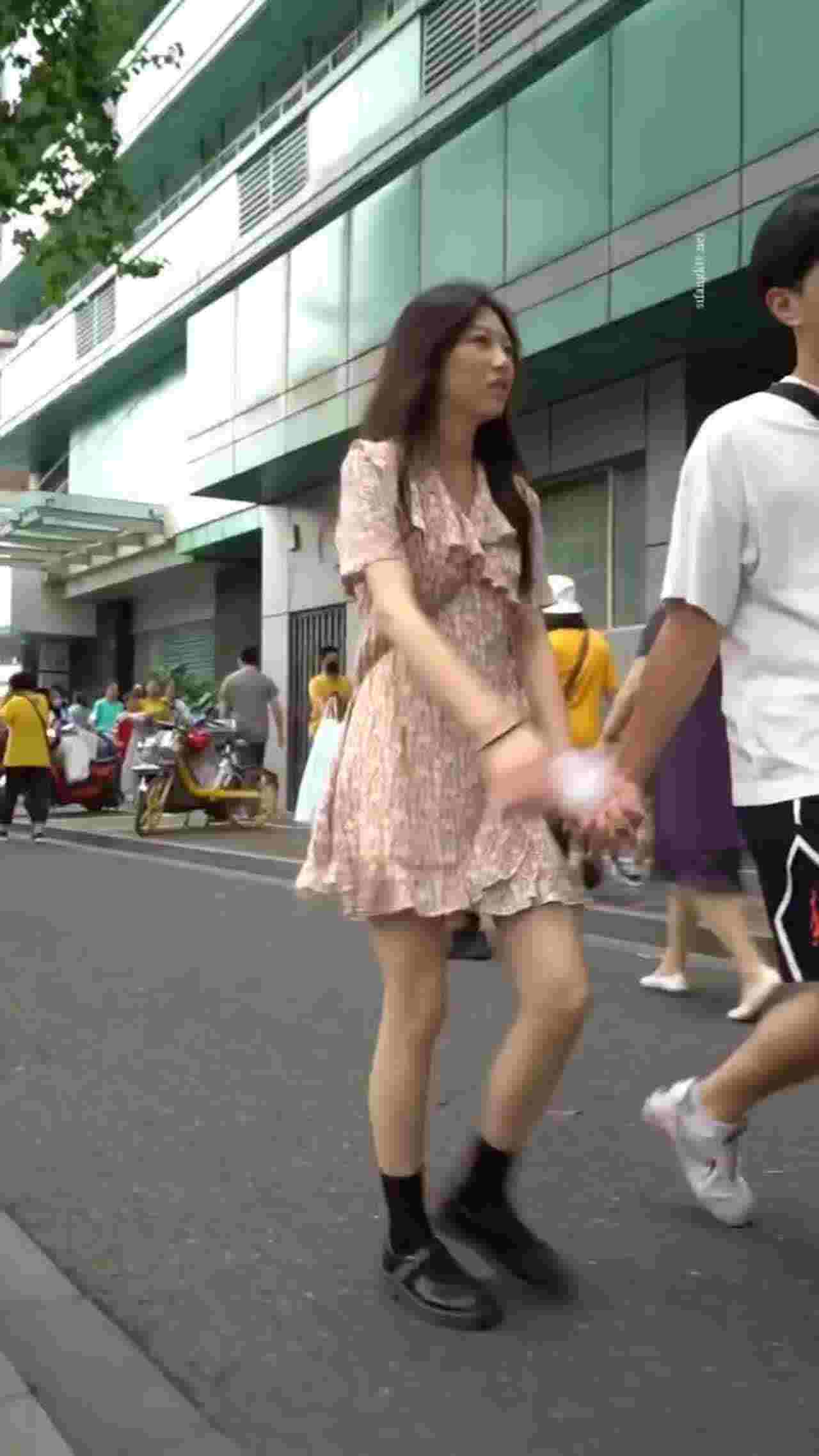  跟着男朋友一起逛街都能被偷拍到 真是太不小心了 的剧照9