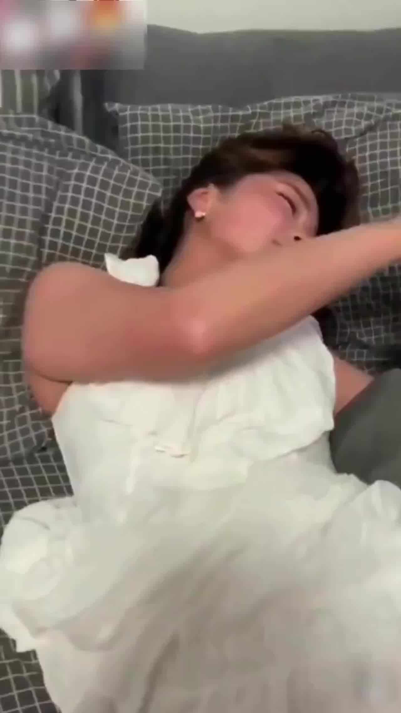  禽兽弟弟强上醉酒姐姐!操我就算了你还拍视频 的剧照9