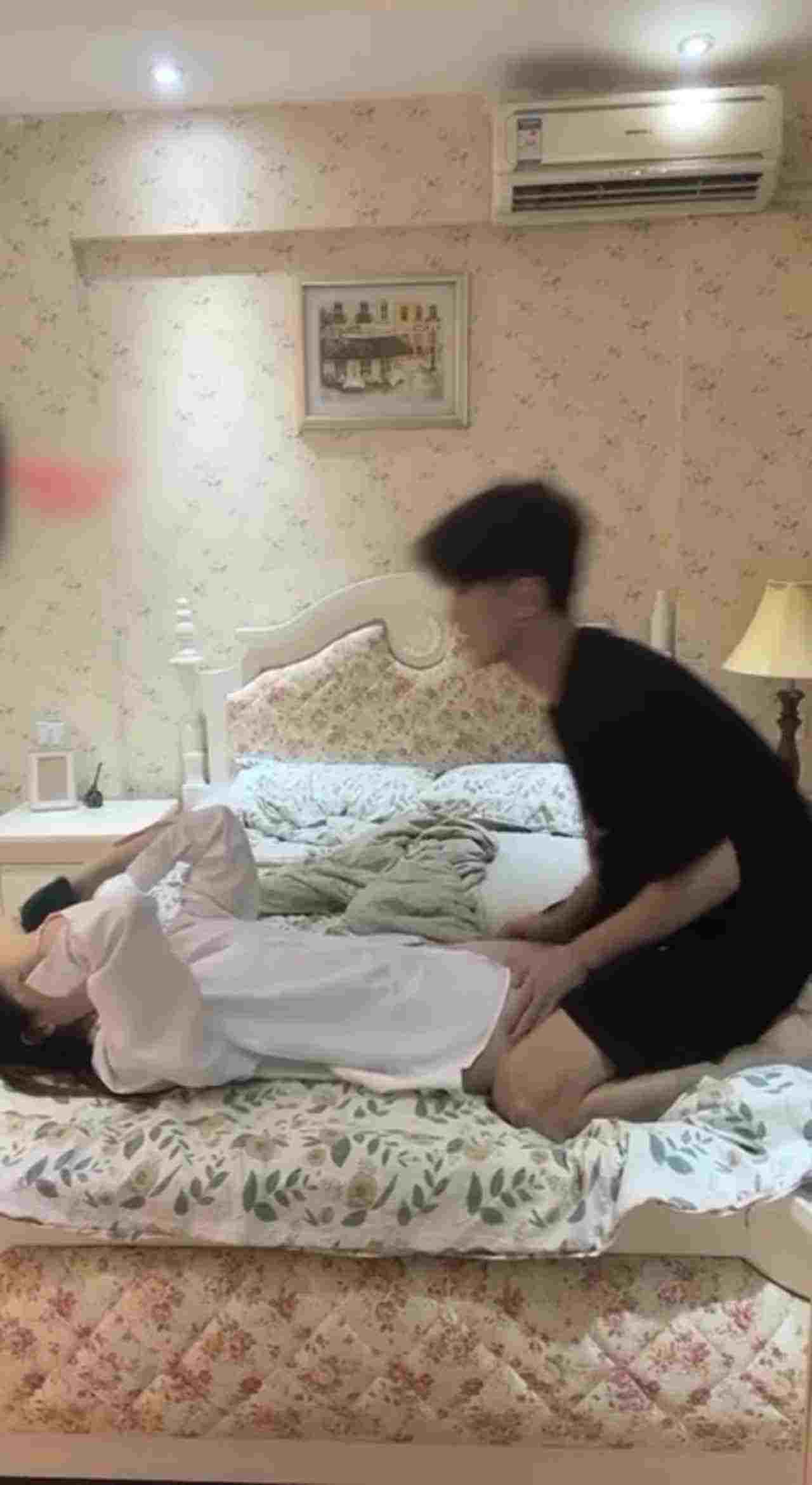  偷拍跟清纯可爱女友做爱 的剧照1