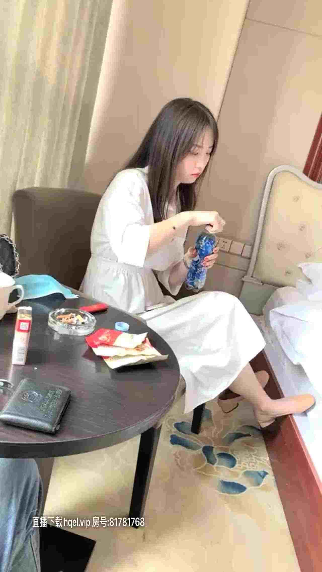  火辣身材甜美D罩杯妹子酒店3P轮流啪啪（一） 的剧照6