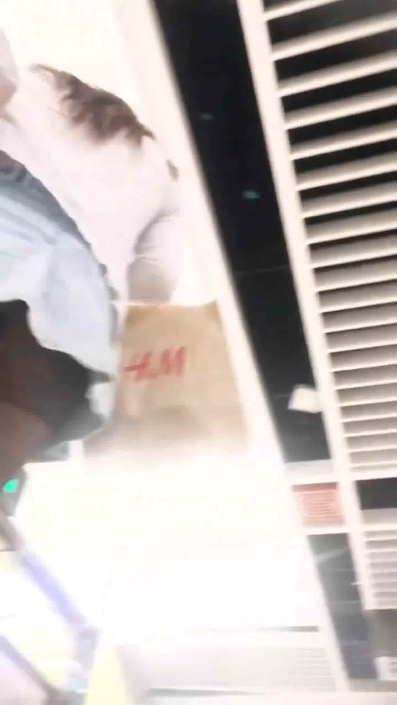  【偷拍】超市高清抄底，偷拍少妇居然没穿内裤 的剧照3