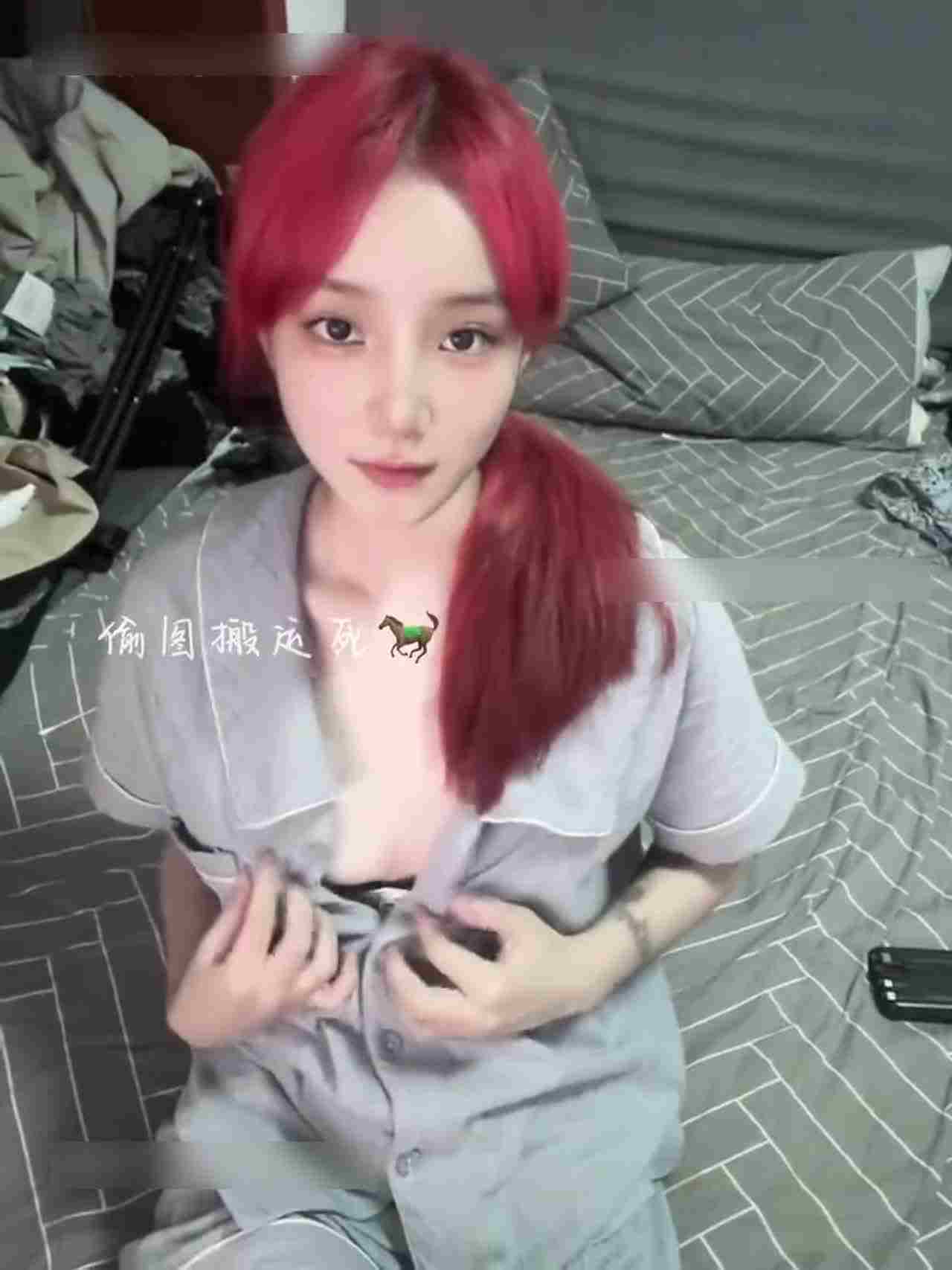  睡前自拍 的剧照10