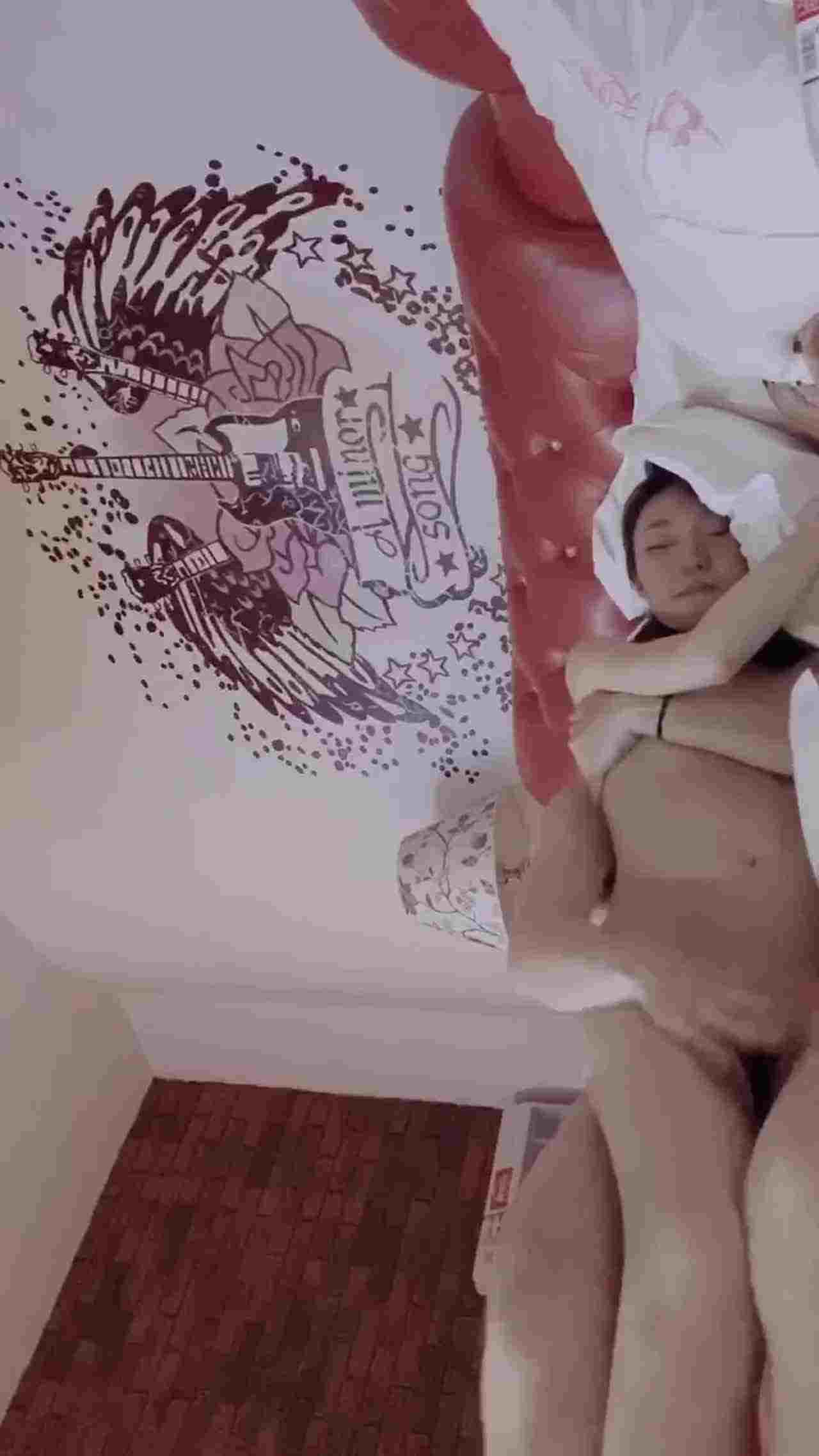  爆操长腿美女，附生活照 的剧照3