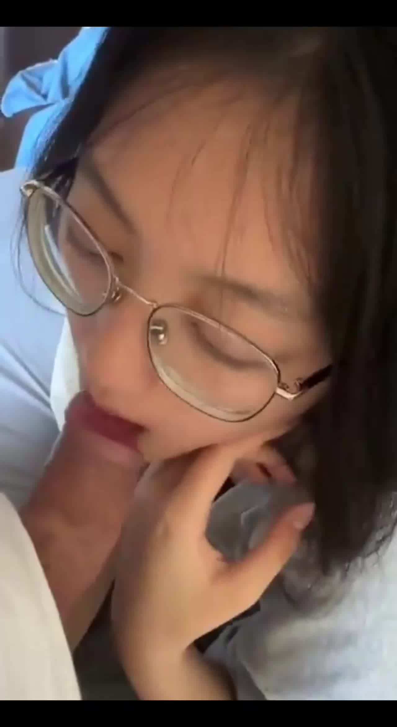  稚嫩的高中生反差眼镜妹已经掌握深喉吞精绝技了 的剧照5