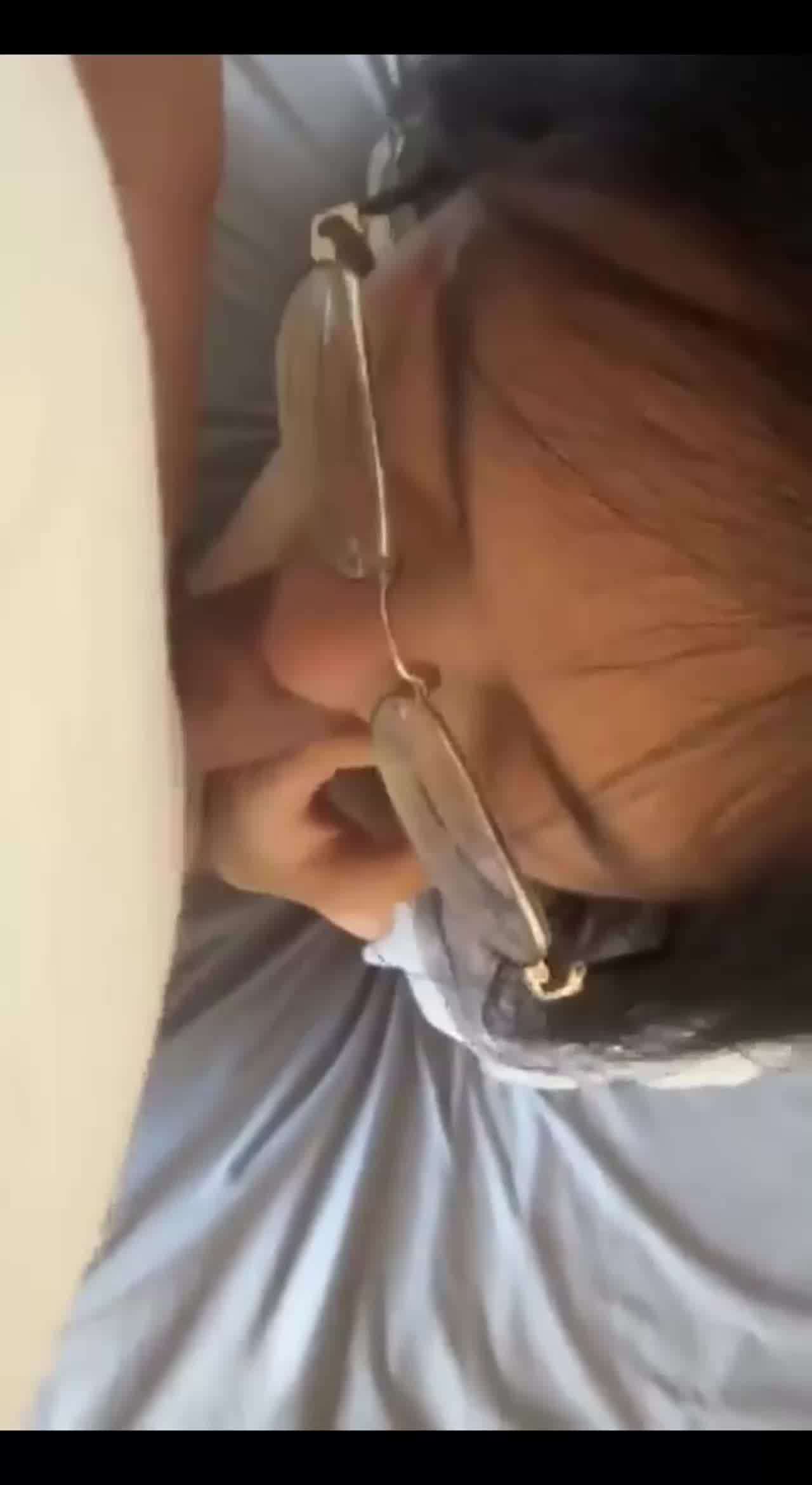  稚嫩的高中生反差眼镜妹已经掌握深喉吞精绝技了 的剧照7