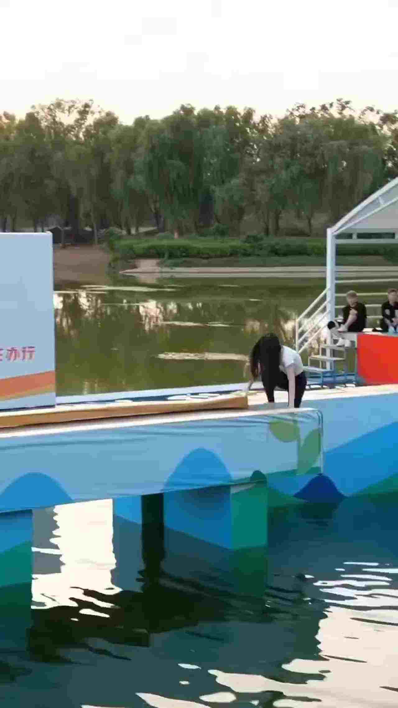  门事件 落水内衣都要走光 的剧照3