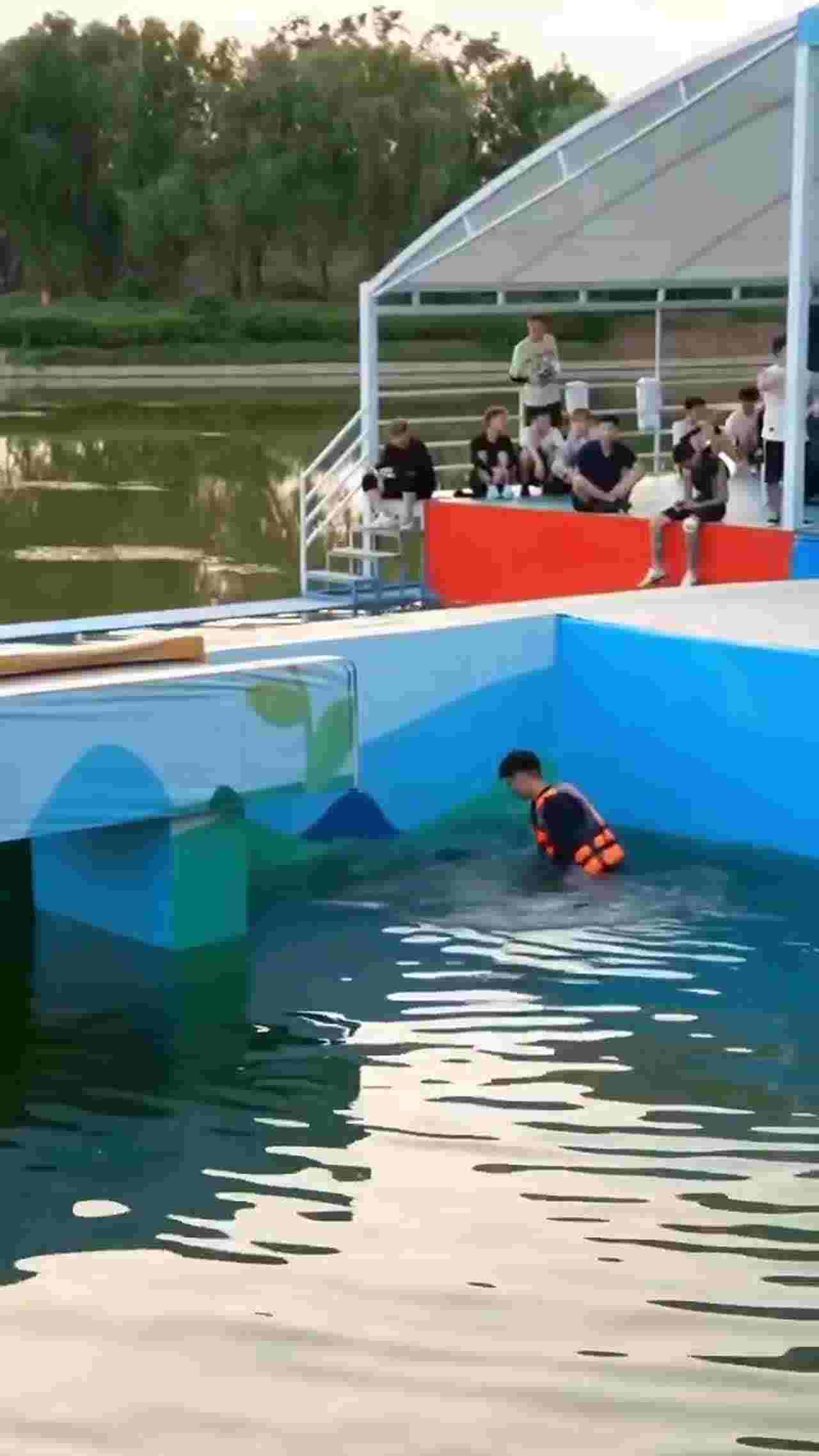  门事件 落水内衣都要走光 的剧照10