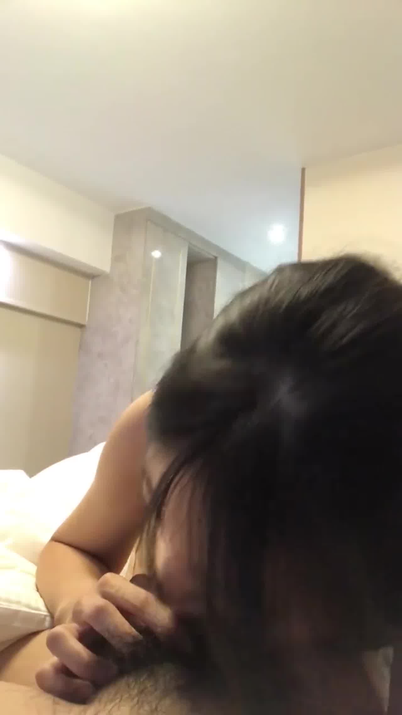  清纯女友被我兄弟干还帮我口交 的剧照3