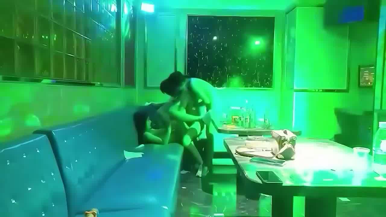  私人选妃KTV，扒光衣服激情热舞，任意挑选兄弟包厢比拼 的剧照3