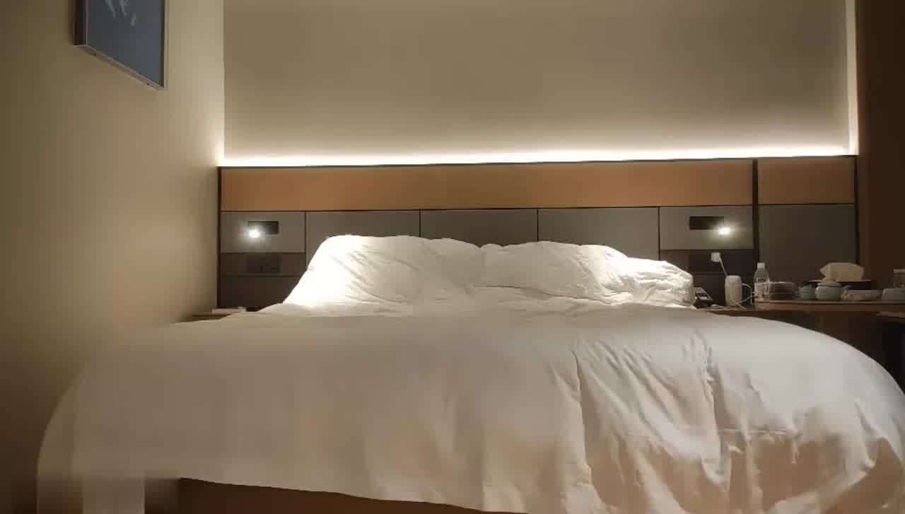  高素质外围女神，深喉口交，上位骑乘扭动小腰‘我草你鸡吧太大了，顶死了’大力猛操，直接干哭了！ 的剧照8