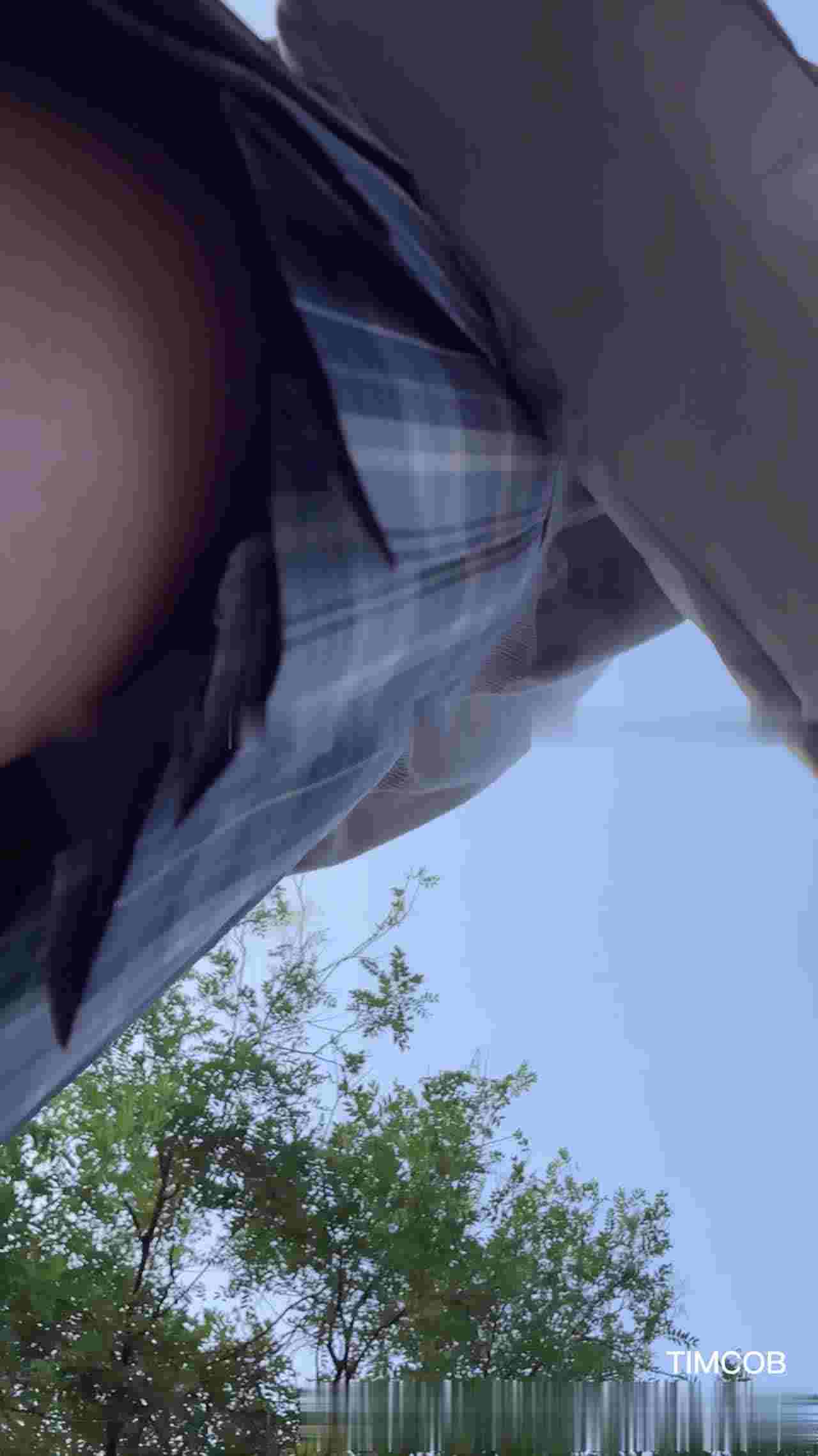  偷拍 展览会偷拍打工女学生的裙底风光 的剧照2