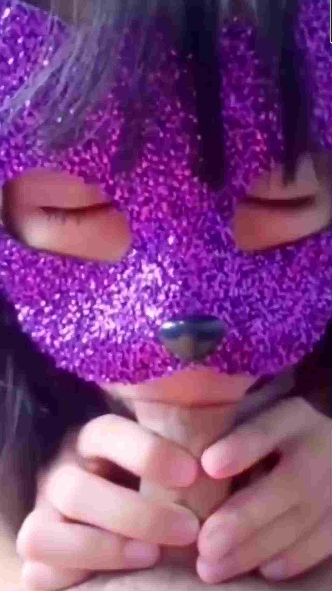  【独家猛料】爆红[紫面萝莉]疑似露脸视频首发！据传只是为了漂亮小衣服被包养 的剧照4