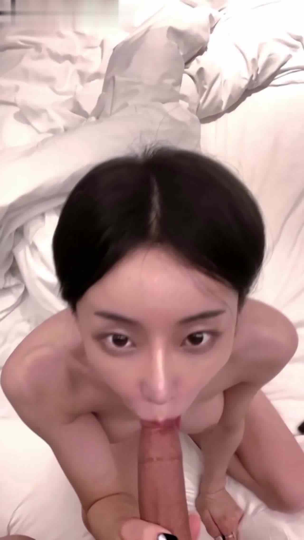  酒店约炮骚少妇近距离口交 的剧照10