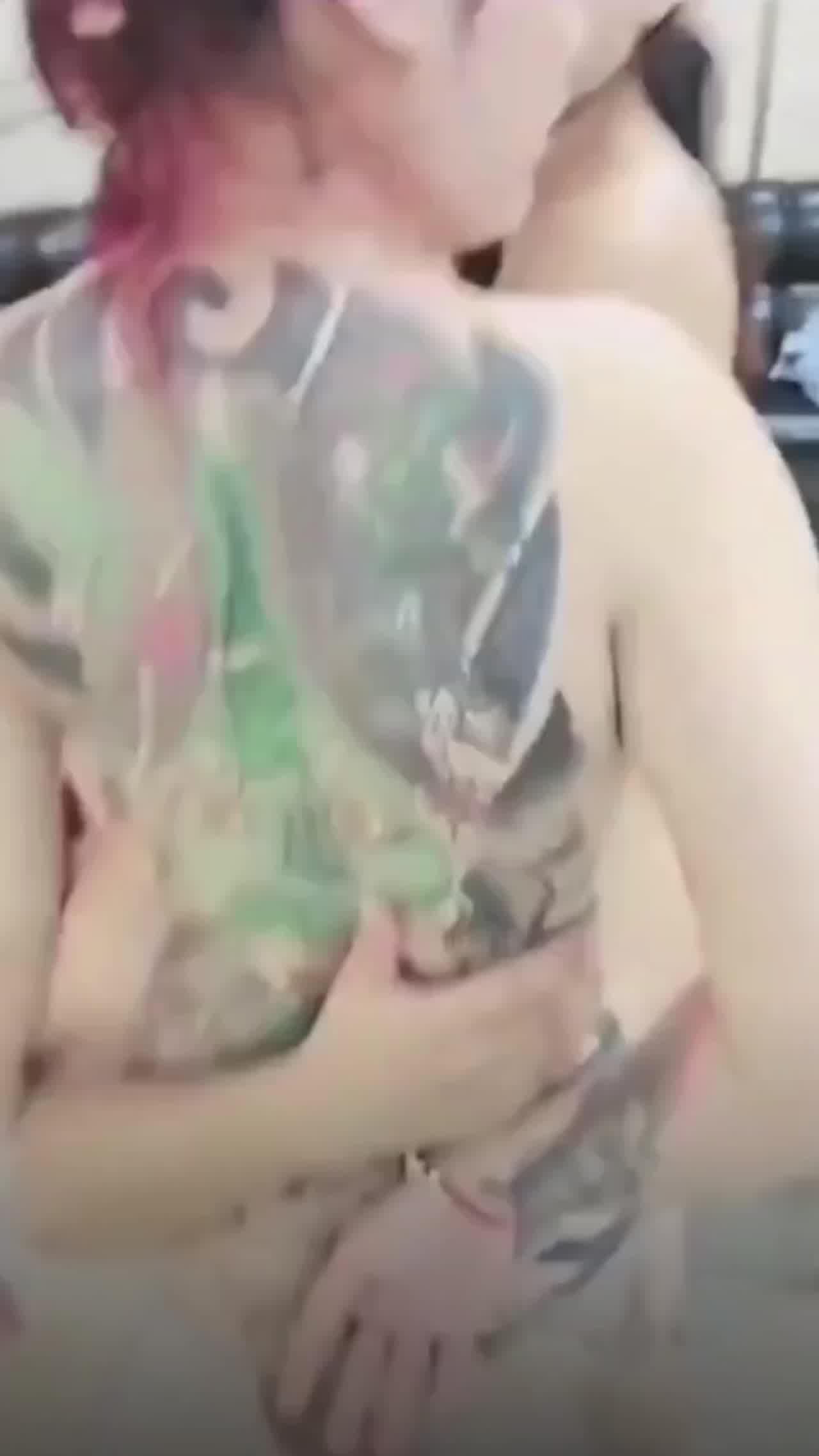  缅北一群少男少女欠下高利贷被迫做直播，场面太混乱 的剧照3