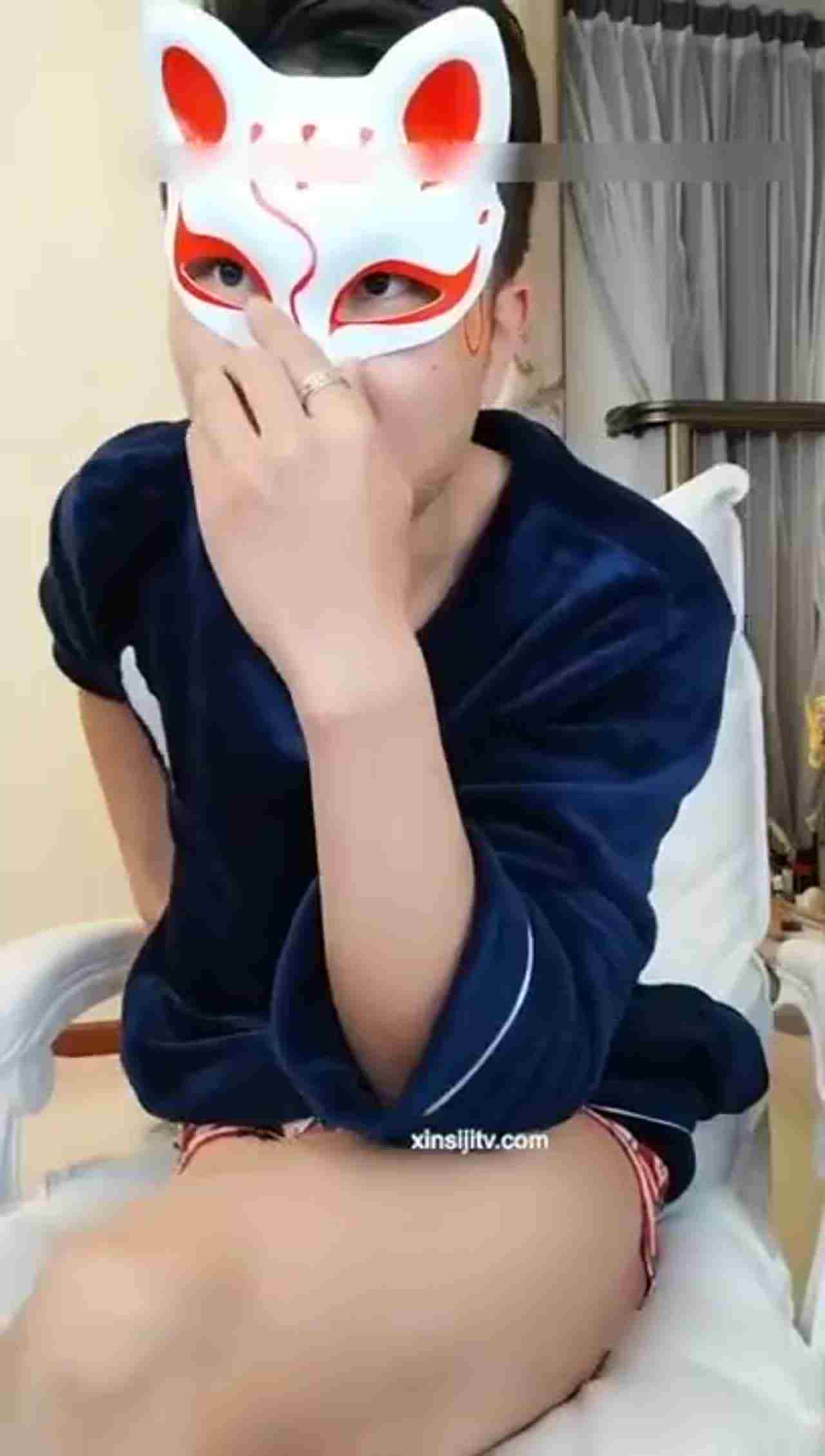  姐姐调教妹妹完双头龙 哥哥也来参战把姐姐肏到喷水 的剧照8