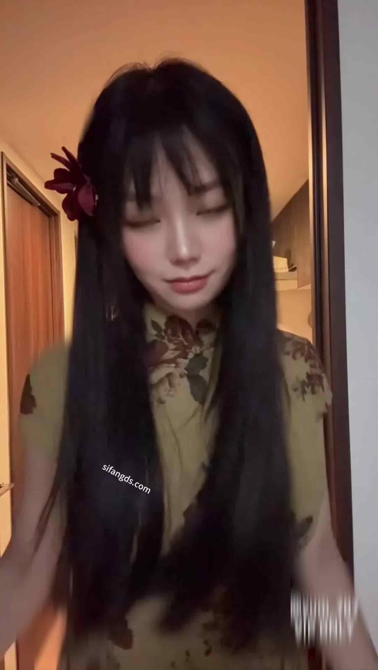  我只想欣赏原汁原味抖音玉米姐的屁股 的剧照2