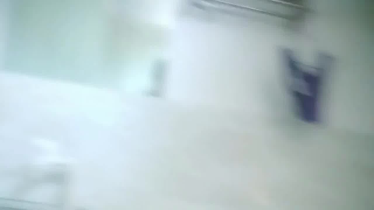  城中村无套爆艹长腿少妇：说你们这些人不带套我好怕，又被无套内射了，舒服。 的剧照5