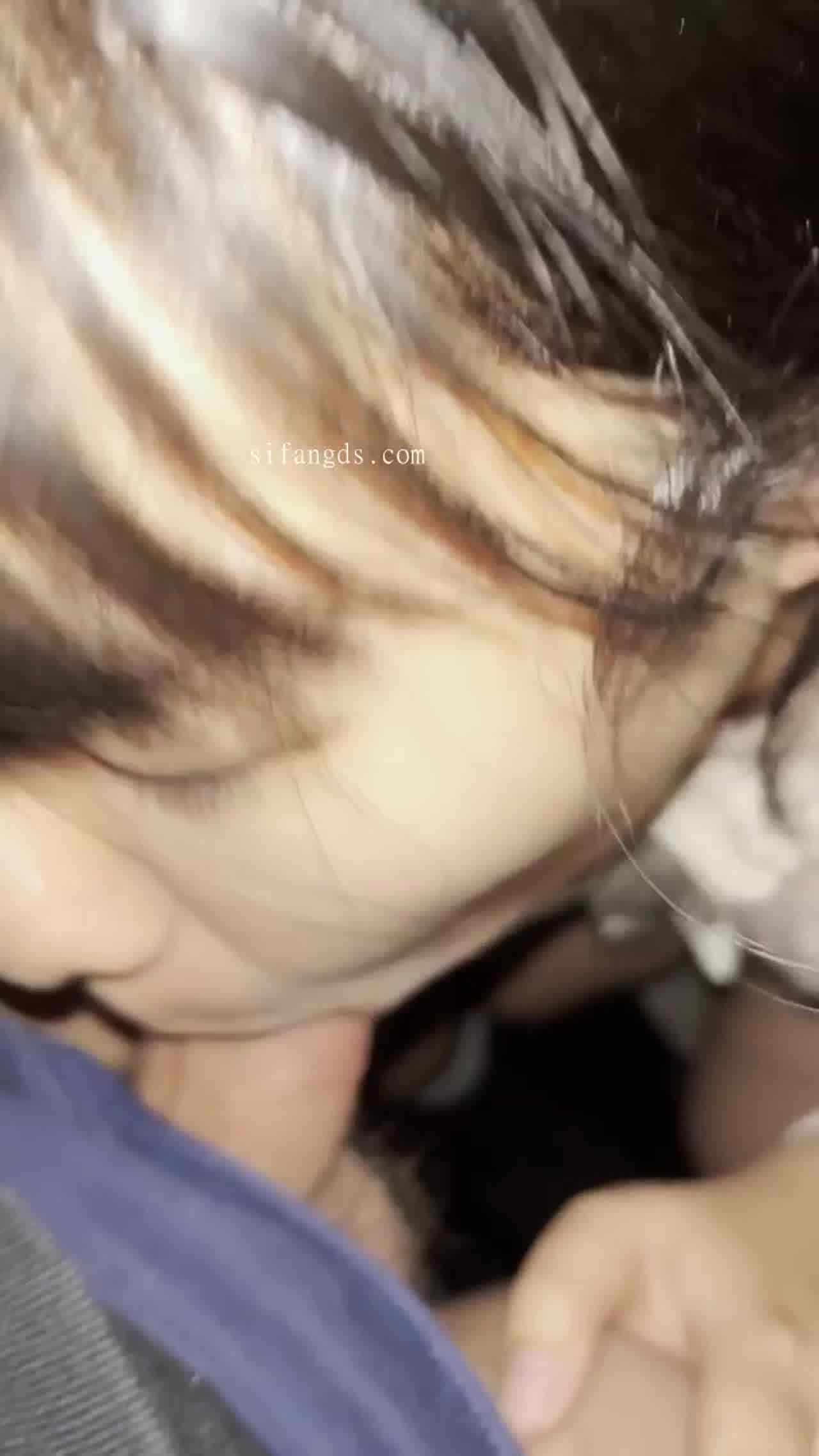  学生妹运动外套一脱掉就巨乳弹出来，想赚零花钱就约给爸爸来 的剧照6