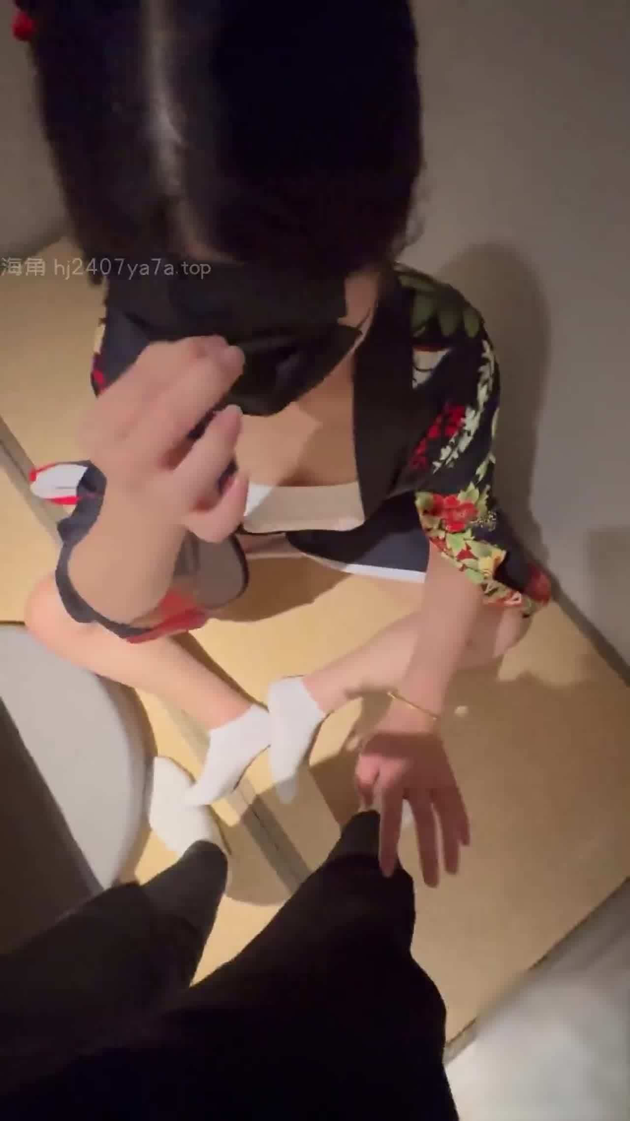  海角社区乱伦大神 会喷水的亲姐姐最新作继汉服后再让姐姐穿和服狂舔潮喷尿我嘴里全部吞下人美逼遭罪 的剧照9