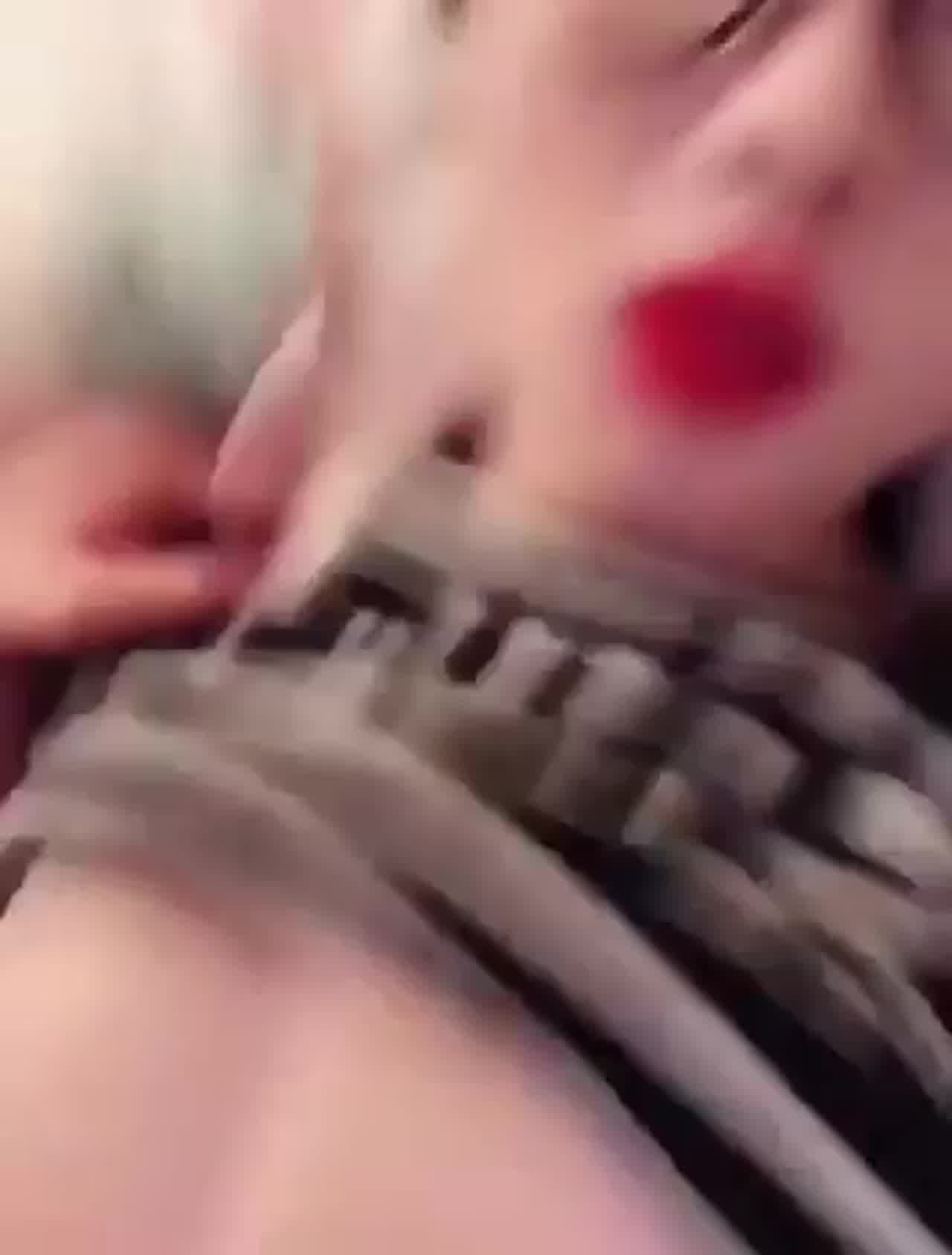  骚逼女老师色诱学生到家啪啪啪，淫语不断 的剧照4