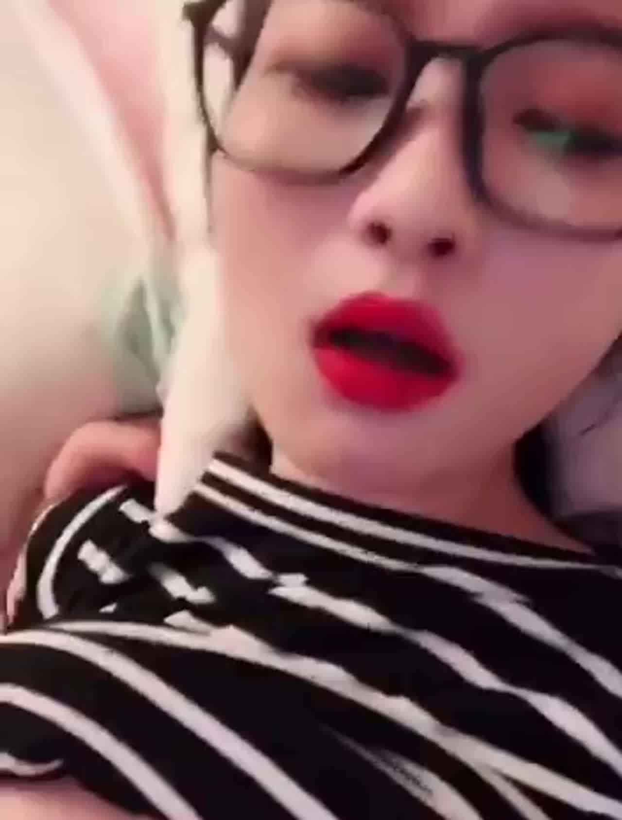  骚逼女老师色诱学生到家啪啪啪，淫语不断 的剧照9