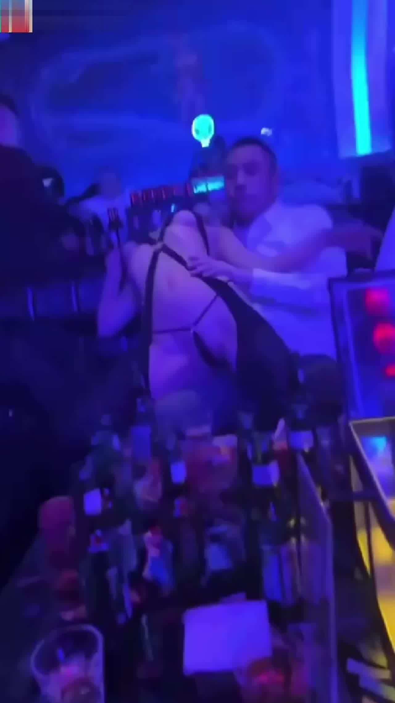  舞蹈系校花酒吧上班勾引中年大叔 的剧照7