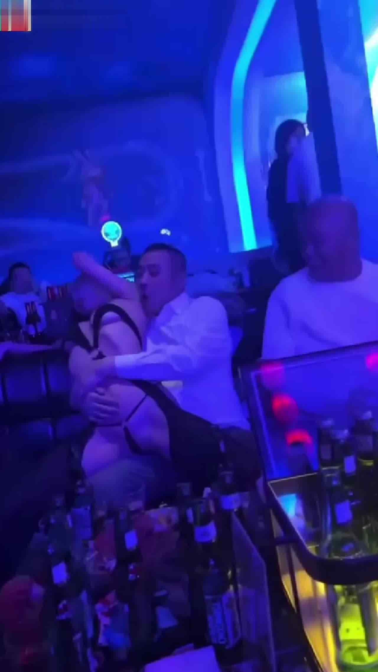  舞蹈系校花酒吧上班勾引中年大叔 的剧照10