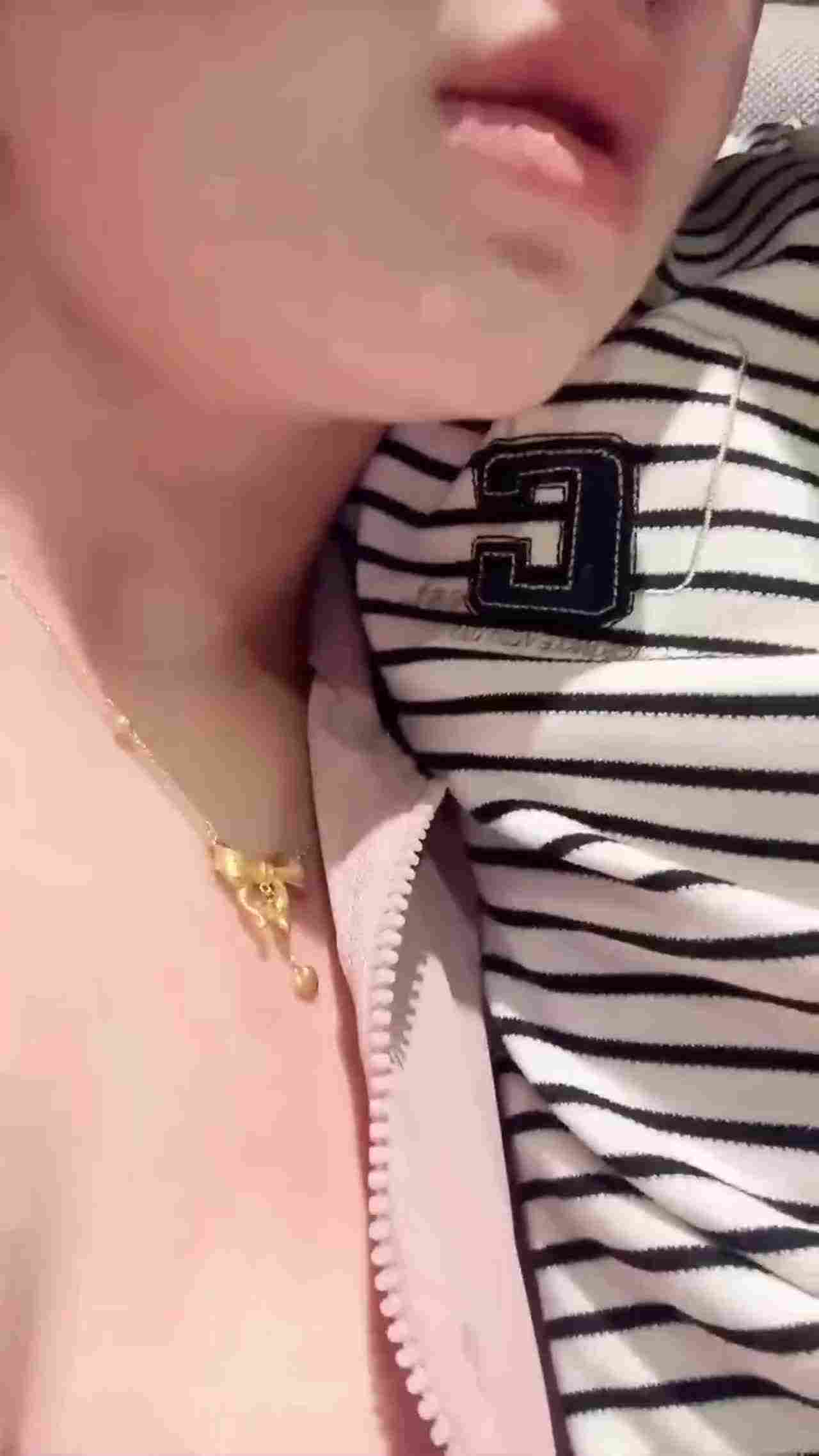  【这才是极品馒头逼！这是我第一次这么近距离看小穴】超嫩小穴把整个跳蛋都塞进去了，流了好多水 的剧照10