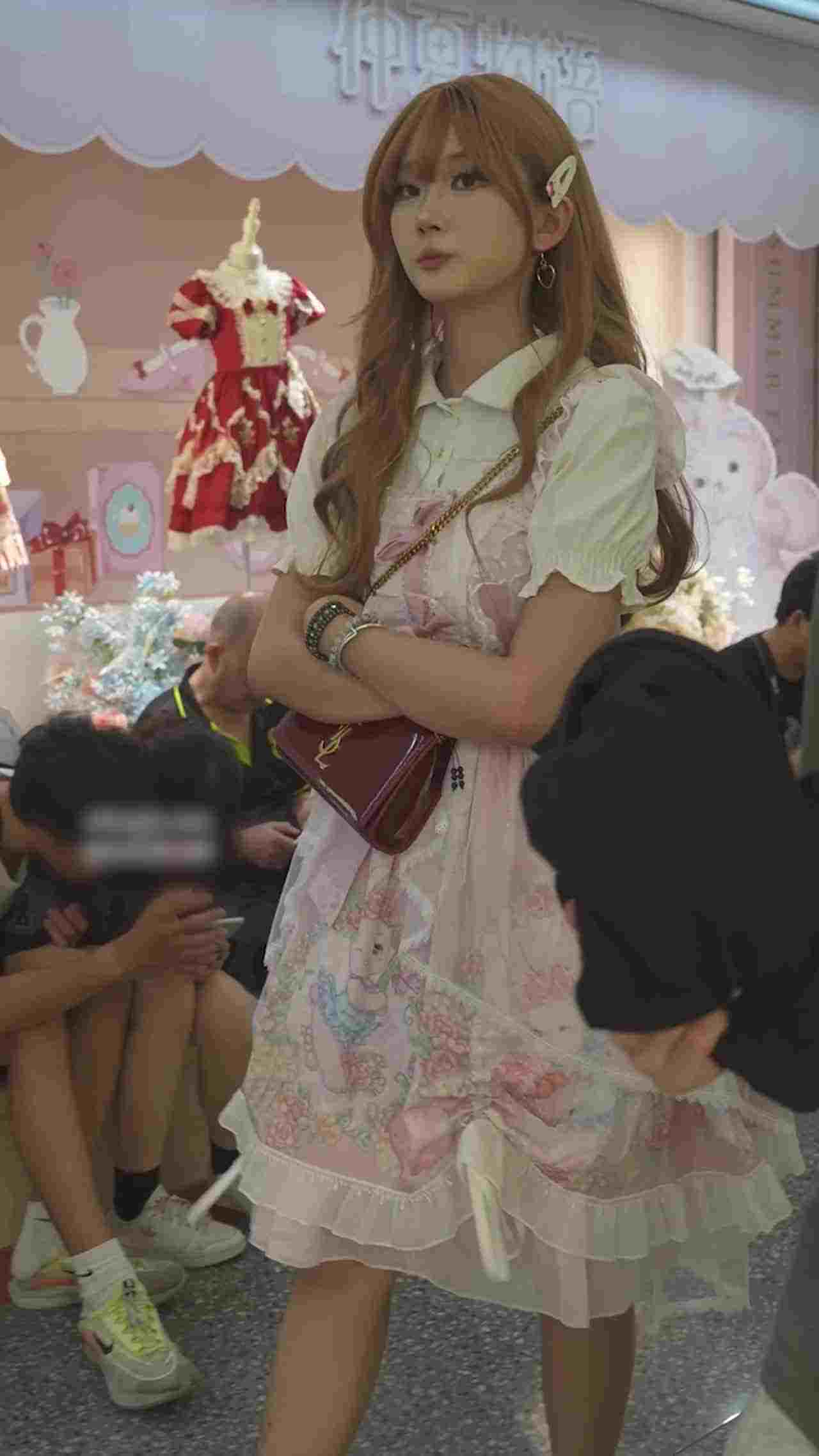  抄底！直击少女萝莉裙底下风光 的剧照2