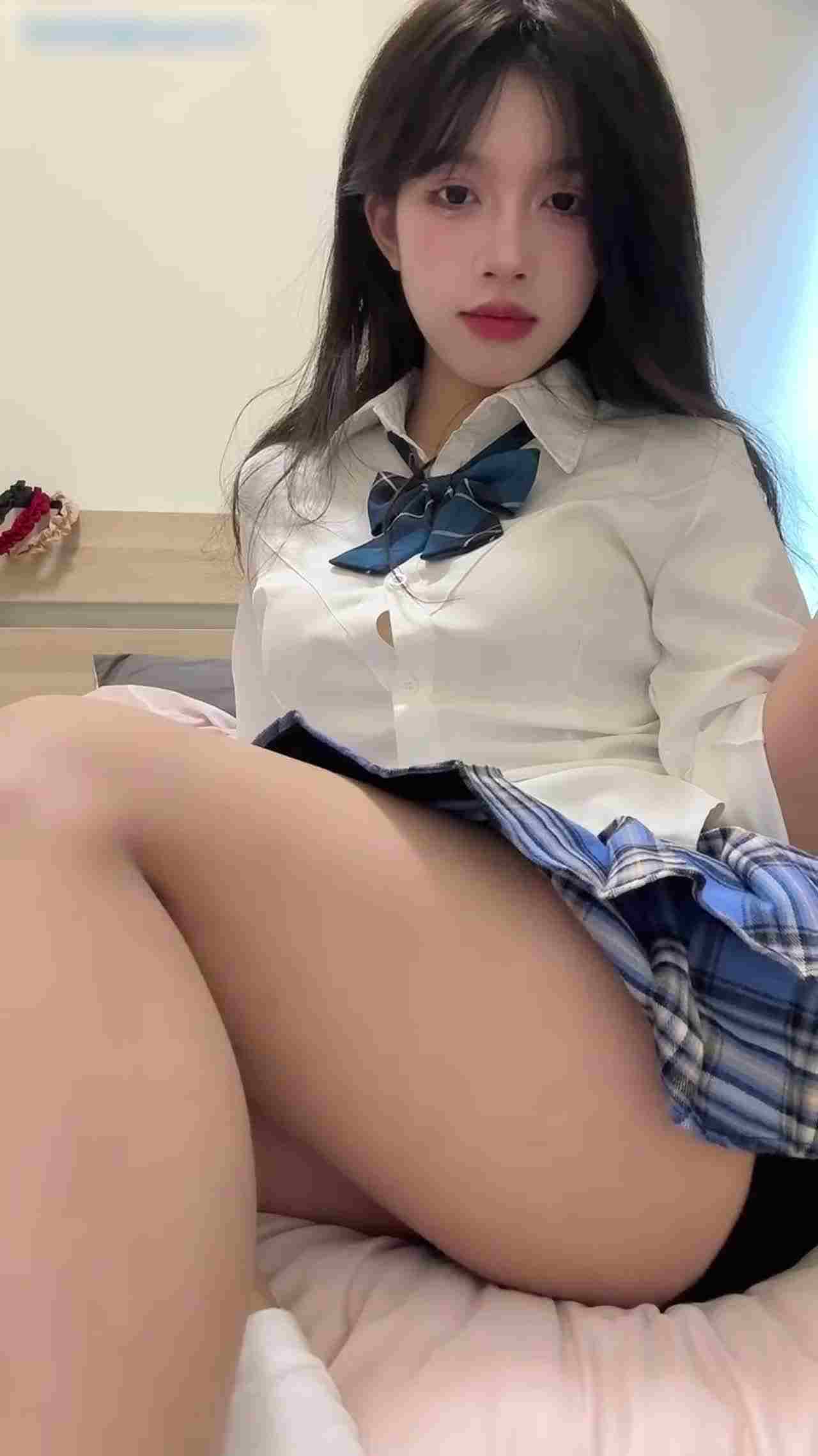  好想舔这双脚，白袜才是经典 的剧照6