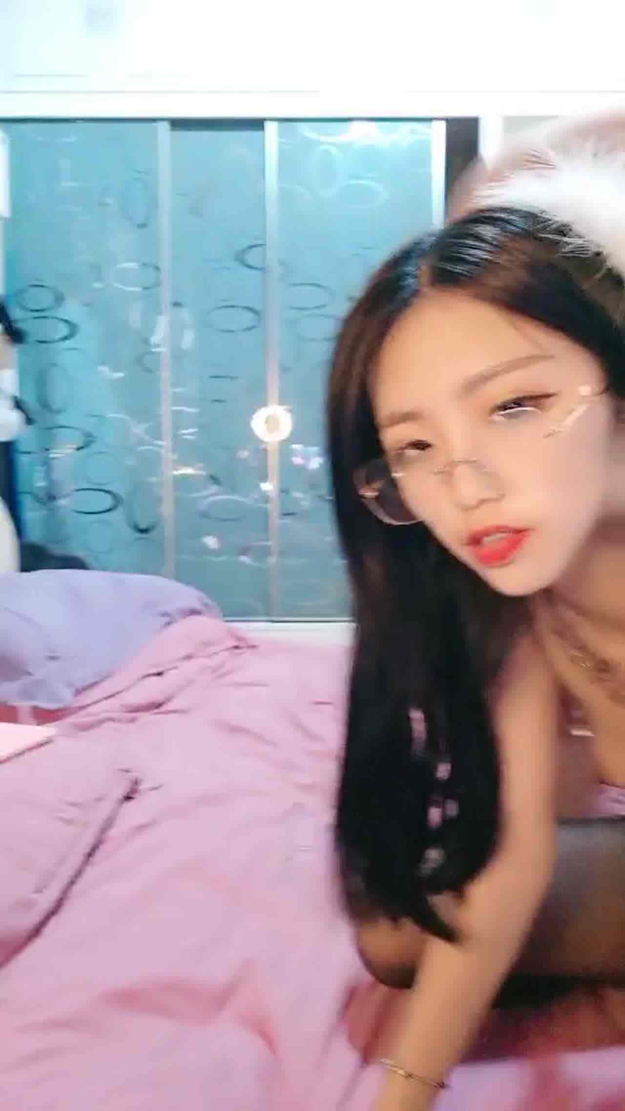  眼镜黑丝美女和大叔玩啪啪 的剧照8