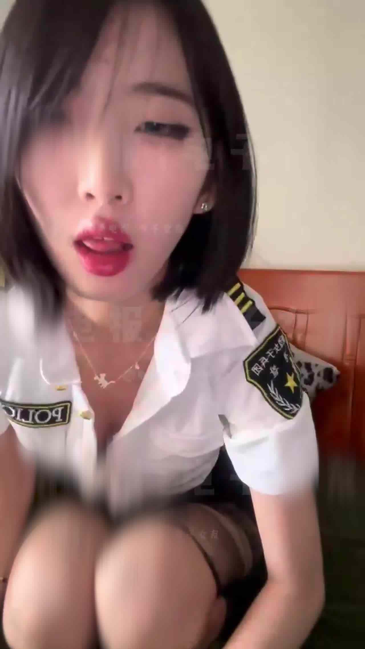  行简 黑丝军服 高跟鞋底下感觉超臭 的剧照6