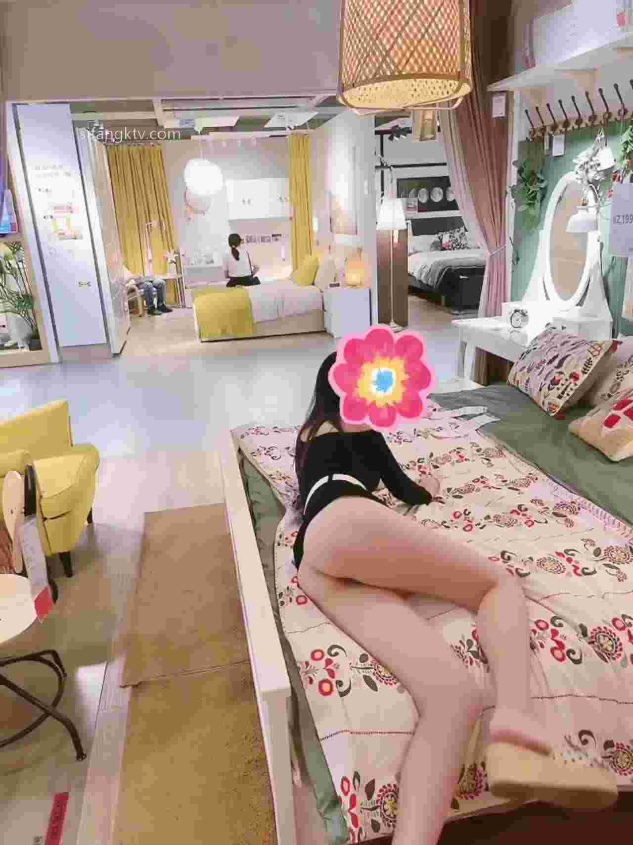  在ikea大胆把裙子露出来 的剧照1