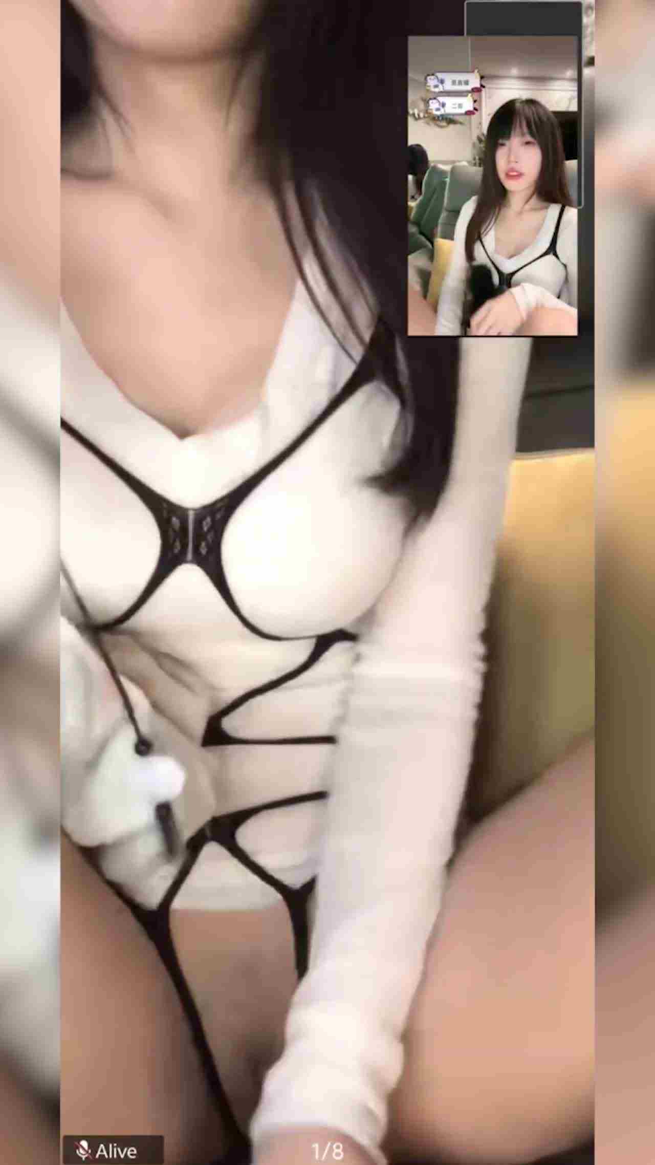  网友跪求大老分享 正常直播底下却是真空 的剧照7